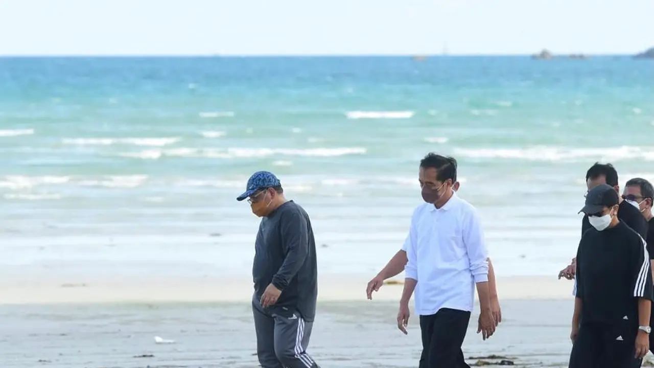 Presiden Joko Widodo atau Jokowi dan sejumlah menteri olahraga pagi di Pulau Bintan, Selasa (25/1/2021). (Foto: Biro Pers Sekretariat Presiden)