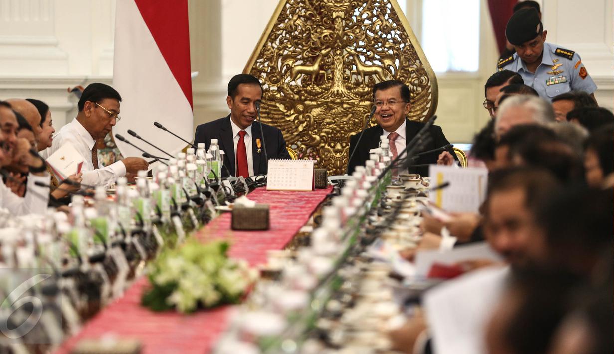 Presiden Joko Widodo dan wakil presiden Jusuf Kalla memimpin sidang kabinet paripurna di Istana Merdeka,Jakarta, (27/7). Sidang membahas Pembahasan Pagu Anggaran dan RAPBN tahun 2017 serta arahan Presiden. (Liputan6.com/Faizal Fanani)
