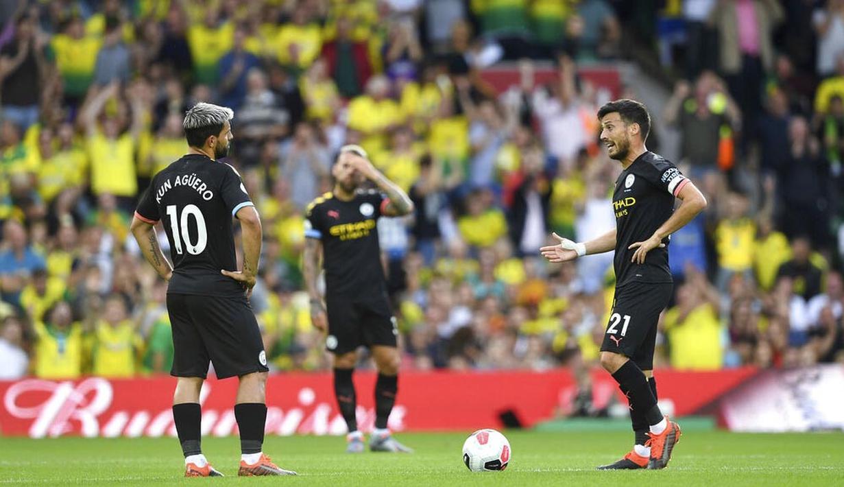 Pemain Manchester City tampak lesu usai dibobol Norwich City pada laga Premier League di Stadion Carrow Road, Sabtu (14/9). Norwich City menang 3-2 atas Manchester City. (AP/Joe Giddens)