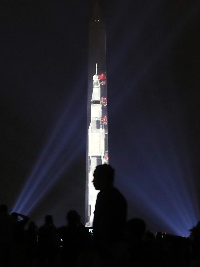 Monumen Washington Berubah Jadi Roket Saturn V