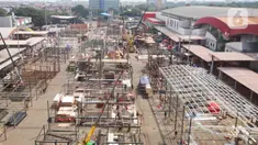 Pekerja sedang membangun rangka baja di JIExpo, Kemayoran, Jakarta, Rabu (7/6/2023). (Liputan6.com/Herman Zakharia)