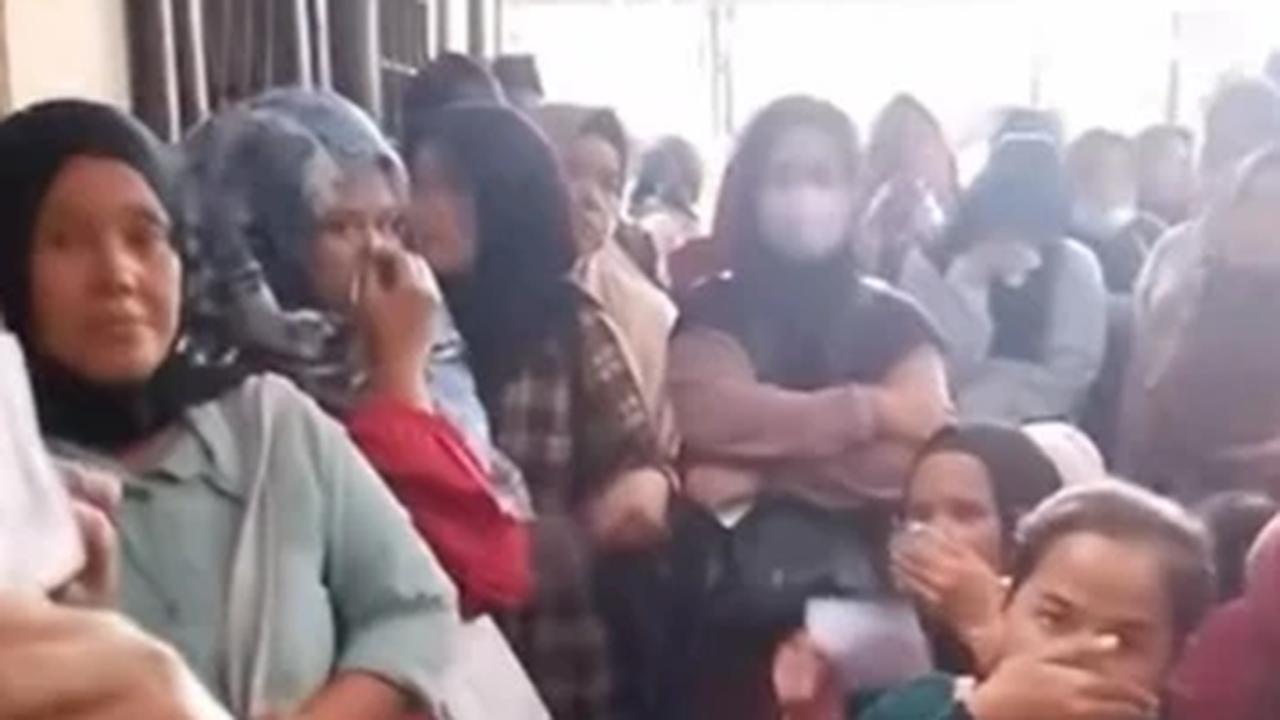 Emak-Emak Tutup Hidung saat Pembagian Bansos, Diduga Ada yang Kentut