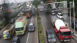 Kendaraan melintas di ruas Jalan Tol Lingkar Luar Jakarta, Jumat (25/5). Guna mengantisipasi kemacetan saat Asian Games, pemerintah akan segera menguji coba pembatasan truk pada Juni 2018 mendatang. (Liputan6.com/Immanuel Antonius)