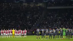 Pemain Ajax Amsterdam dan Napoli turut memberikan penghormatan terakhir bagi tewasnya 125 suporter Arema FC sebelum pertandingan Liga Champions dimulai. (AP Photo/Peter Dejong)