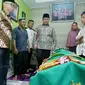 Gubernur Sumsel Herman Deru saat melayat ke rumah duka WK (14), korban penganiayaan di SMA Taruna Indonesia Palembang (Dok. Humas Pemprov Sumsel / Nefri Inge)