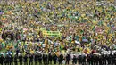 Sejumlah petugas kepolisian brazil berjaga saat demo berlangsung, Brazil (15/3/2015). Satu juta demonstran memenuhi ruas jalan di kota-kota Brazil untuk memprotes ekonomi lesu, kenaikan harga dan korupsi. (Reuters/Joedson Alves)