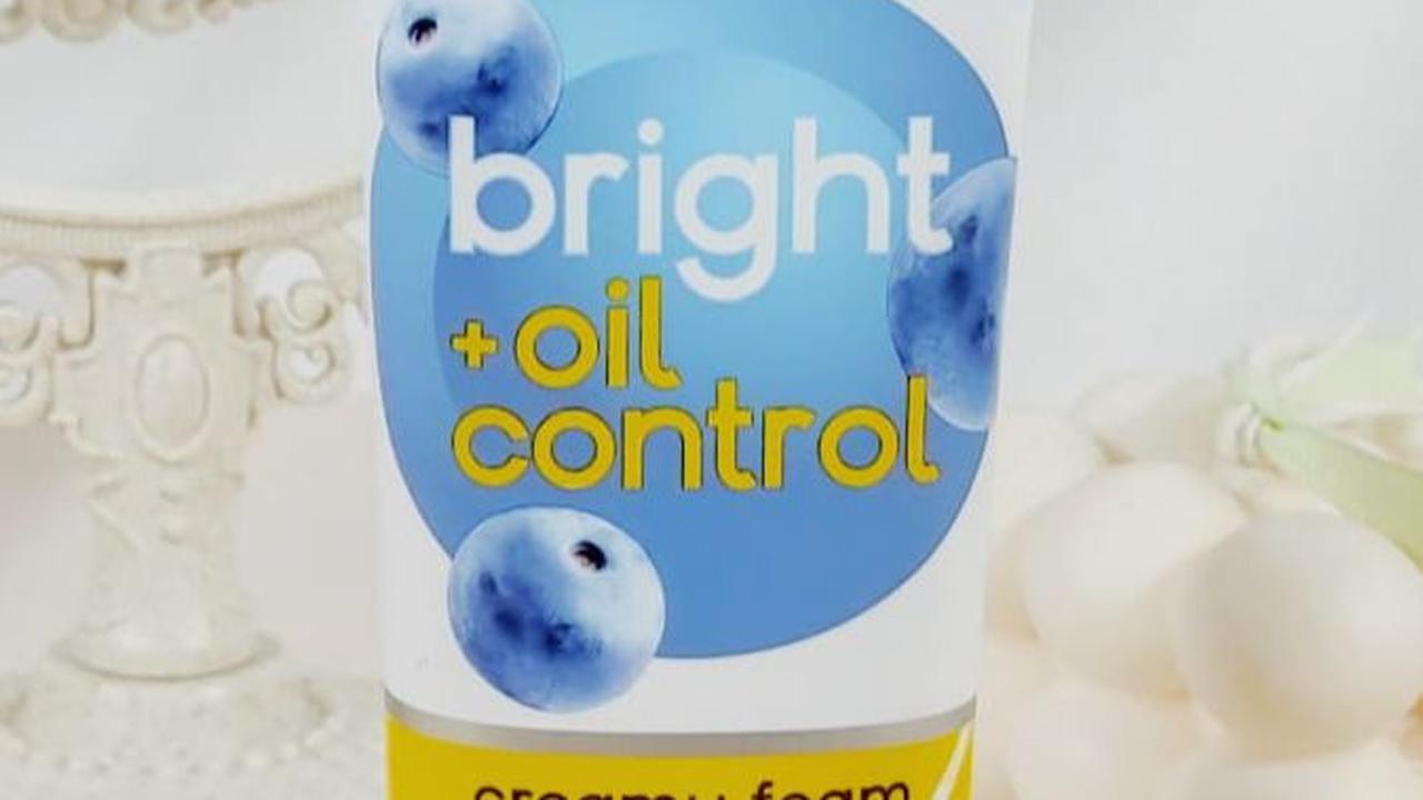 2. Pilih Skincare yang Mengandung Oil Control untuk Kulit Berminyak<br>