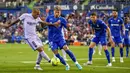 Pemain Barcelona Dani Alves mencoba menendang bola saat melawan Getafe pada pertandingan sepak bola La Liga di Stadion Coliseum Alfonso Perez, Getafe, Spanyol, 15 Mei 2022. Pertandingan berakhir imbang 0-0. (AP Photo/Manu Fernandez)