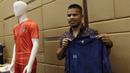 Pemain Tira Persikabo, Manahati Lestusen, menunjukan jersey saat peluncuran Warrix Indonesia di Hotel Santika, Jakarta, Kamis, (6/2/2020). Apparel asal Thailand ini resmi masuk pasar Indonesia. (Bola.com/M Iqbal Ichsan)