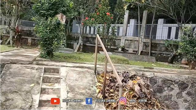 6 Potret Makam Mendiang Kasino Warkop DKI Setelah 24 Tahun, Tetap Terawat