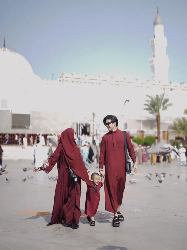 Momen Umrah Dinda Hauw dan Rey Mbayang, Ajak Sang Anak Shaka