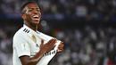 Striker Real Madrid, Vinicius Junior, merayakan kemenangan atas Al-Ain pada laga final Piala Dunia Antarklub di Stadion Zayed Sports City, Abu Dhabi, Sabtu (22/12). Al-Ain kalah 1-4 dari Madrid. (AFP/Giuseppe Cacace)