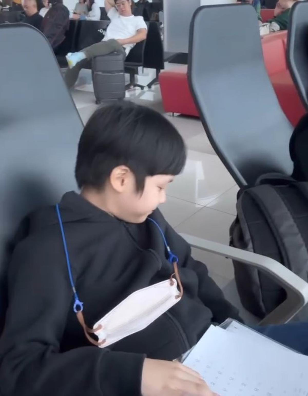 Adi Nugroho dan Donita Bagikan Potret Kedua Anaknya Tetap Mengerjakan Tugas meski Tengah Liburan