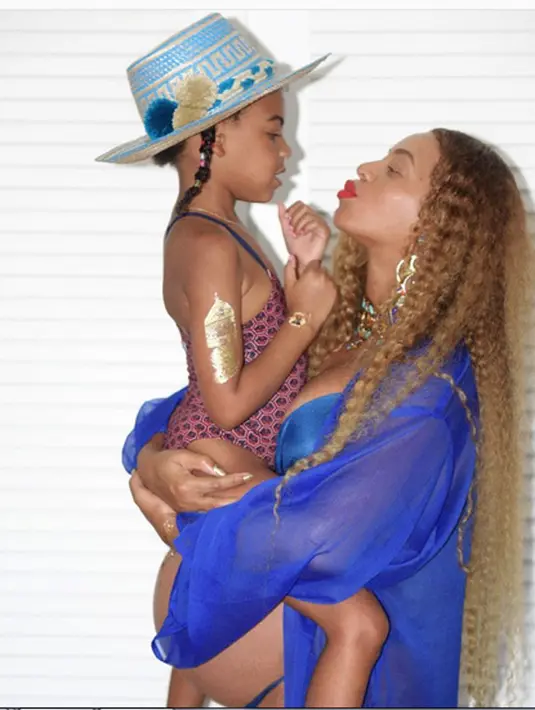 Kemunculan Beyonce sambil menggendong anak kembarnya itu tentu membuat masyarakat terkejut. Mereka heboh dengan kemunculan wajah bayi kembar Beyonce itu, dan langsung memberikan komentar di dalamnya. (Instagram/Beyonce)