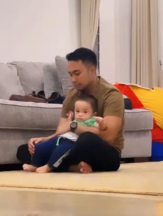 Adzam pun terlihat nyaman saat berada di pangkuan Faris. Foto mantan Nathalie Holscher momong Adzam ini jadi pusat perhatian warganet. Banyak yang menyebut Faris sudah cocok menjadi ayah sambung dari Adzam. (Liputan6.com/IG/nathalieholscher)