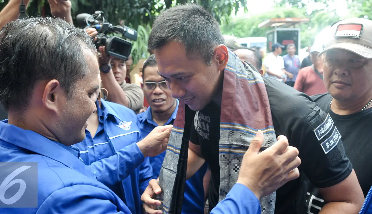 Cagub DKI Jakarta, Agus Harimurti Yudhoyono mendapat sarung saat menghadiri deklarasi BATAS, Jakarta, Minggu (16/10). BATAS mengaku siap memenangkan Agus-Sylvi dalam Pilkada DKI 2017. (Liputan6.com/Yoppy Renato)