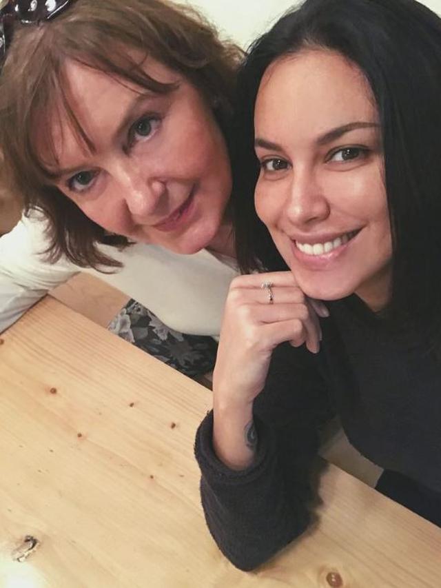 Jarang Terekspos, Ini 6 Potret Kebersamaan Sophia Latjuba dan Ibu Bulenya