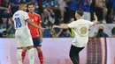 Penyerbu lapangan berhasil menghindari keamanan saat ia berlari ke arah bintang Prancis Kylian Mbappe, dengan wasit terpaksa menghentikan pertandingan. (MIGUEL MEDINA / AFP)