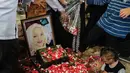 Cucu aktris senior Titi Qadarsih menaburkan bunga di pusara sang nenek saat pemakaman di TPU Tanah Kusir, Jakarta, Selasa (23/10). Wanita yang dapat gelar artis serba bisa itu dianggap legendaris di industri hiburan Tanah Air. (Liputan6.com/FaizalFanani)