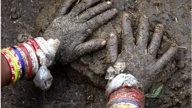 Wanita Suku Ini Rela Dilumuri Kotoran Sapi untuk Tampak Cantik