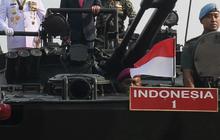 FOTO: Gagahnya Jokowi Naik Tank Marinir Keliling Monas Cek Kesiapan Pasukan di Peringatan HUT ke-78 TNI