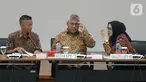Ketua KPU Arief Budiman (tengah) didampingi Komisioner KPU Wahyu Setiawan (kiri) dan Evi Novida memimpin rapat Uji Publik Rancangan Peraturan KPU di Jakarta, Rabu (2/10/2019). Rapat membahas pencalonan, pembentukan dan tata kerja PPK, PPS dan KPPS dalam Pilkada 2020. (Liputan6.com/Angga Yuniar)