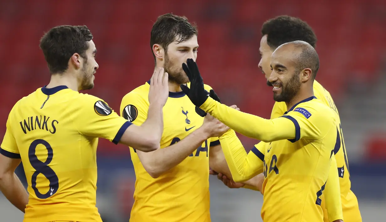 Gelandang Tottenham, Lucas Moura berselebrasi usai mencetak gol ke gawang Wolfsberger AC pada leg pertama babak 32 besar Liga Europa di stadion Puskas Arena, Hongaria, Jumat (19/2/2021).  Kemenangan tandang ini membuat Tottenham menaruh satu kakinya di babak selanjutnya. (AP Photo/Laszlo Balogh)