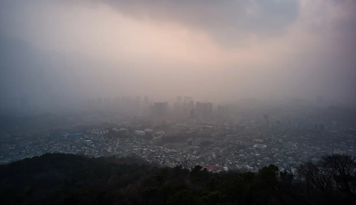 Pandangan umum menunjukkan bangunan diselimuti kabut pada hari yang tercemar di Seoul, Korea Selatan, Rabu (15/12/2021). (AFP/Anthony Wallace)