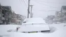 Sebuah mobil yang diselimuti salju selama badai yang menghantam pesisir New Jersey (4/1). (AP Photo / Julio Cortez)