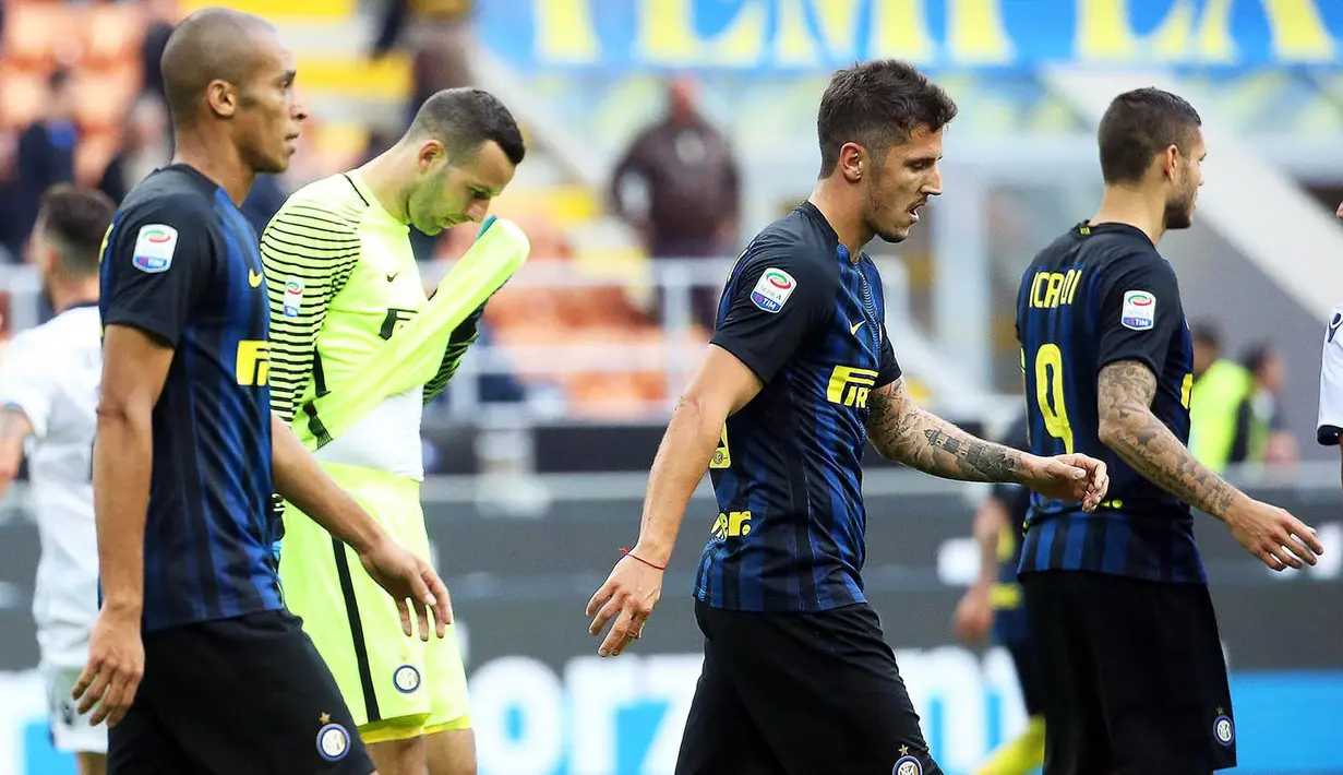 Para pemain Inter Milan usai takluk dari Cagliari pada laga Serie A di Stadion San Siro, Milan, Minggu (16/20/2016). Inter Milan kalah 1-2 dari Cagliari. (EPA/Matteo Bazzi)