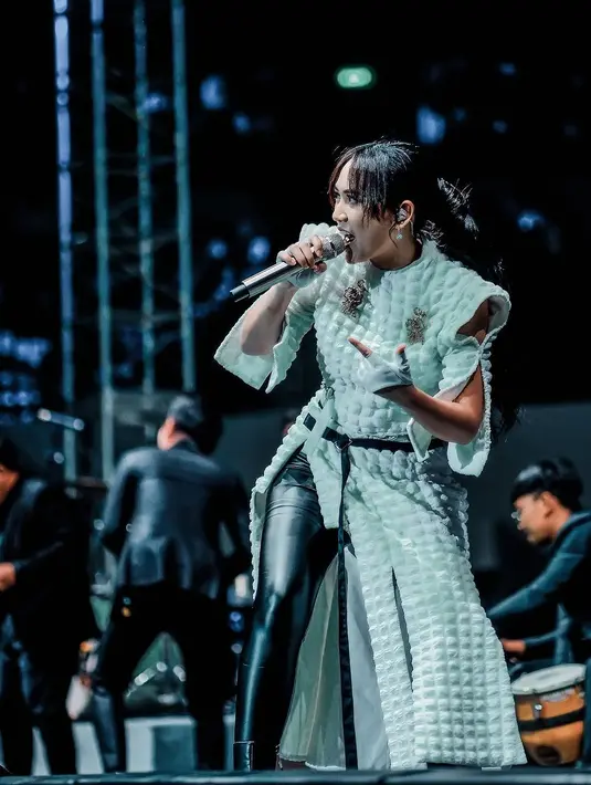 Outfit tak kalah unik dan atraktif dari Happy Asmara bak pendekar. [Foto: Instagram/happy_asmara77]