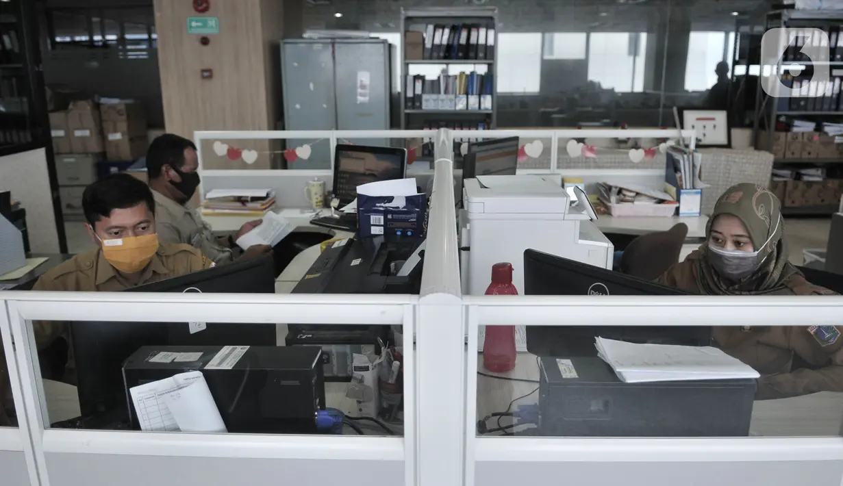 Aktivitas pegawai pada hari pertama kerja di tengah pembatasan sosial berskala besar (PSBB) masa transisi di Badan Kepegawaian Daerah, Balai Kota DKI Jakarta, Senin (8/6/2020). PNS di lingkungan Pemprov DKI kembali mulai bekerja di kantor dengan sistem shifting. (merdeka.com/Iqbal S Nugroho)