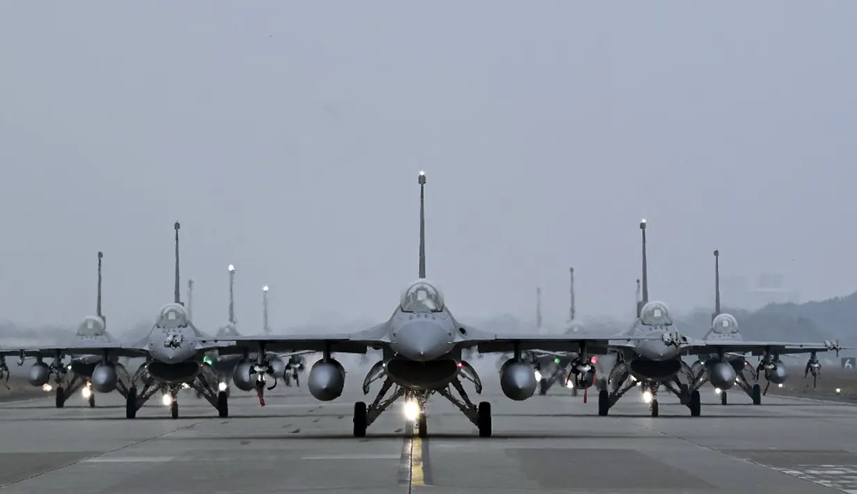 Jet tempur F-16V Angkatan Udara Taiwan berada pada landasan pacu saat latihan di Chiayi, Taiwan, Rabu (5/1/2022). Pilot Angkatan Udara Taiwan melakukan latihan untuk mensimulasikan intersepsi pesawat China ke zona identifikasi pertahanan udara Taiwan. (Sam Yeh/AFP)