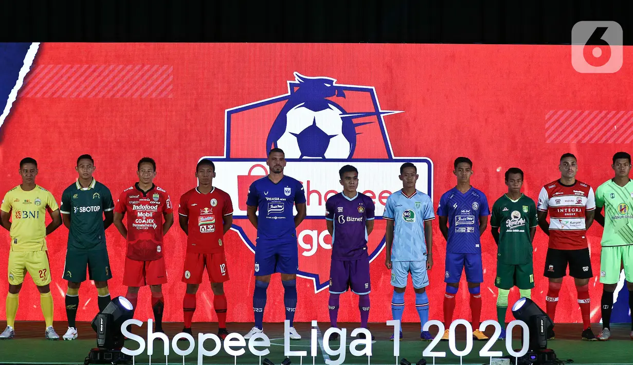 Pemain dan wasit mengenakan jersey untuk Shopee Liga 1 2020 saat acara Launcing di Hotel Fairmont, Jakarta, Senin (24/2/2020). Shopee Liga 1 2020 diikuti 18 klub terbaik Indonesia. (Liputan6.com/Johan Tallo)