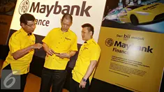 Presiden Direktur Maybank Finance Alexander (tengah) bersama Direktur Maybank Anton Sutjipto (kiri) dan Miki Effendi berbincang saat meresmikan identitas baru BII Finance di Jakarta, Kamis (7/1). (Liputan6.com/Immanuel Antonius)