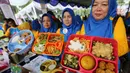 Orang tua siswa PAUD menunjukkan bekal sehat untuk anak pada Festival Gizi Anak yang digelar Danone Nutricia, Bogor, Selasa (30/1). Kegiatan ini digelar dalam rangka Hari Raya Gizi Nasional yang jatuh pada tanggal 25 Januari 2018 lalu. (Liputan6.com)