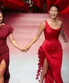 Jennifer Bachdim dan Patricia Gouw melangkah percaya diri di panggung POND’S Age Miracle Runway. Masing-masing tampil memesonadalam balutan koleksi Memento dari Hian Tjen for Josephine Anni.