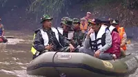 Sagub Djarot dan Pangdam Jaya Mayjen TNI Agus Sutomo meninjau aliran Kali Ciliwung. (Liputan6.com/Ahmad Romadoni)