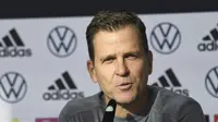 Direktur DFB Oliver Bierhoff  memberikan keterangan kepada media pada konferensi pers di Wolfsburg, Jerman, Selasa (9/11/2021). Lima pemain timnas Jerman harus dikarantina setelah salah satu dari mereka dinyatakan positif terinfeksi COVID-19. (Swen Pfoertner/dpa via AP)