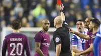 Wasit Anthony Taylor memberikan kartu merah kepada pemain Manchester City. Fabian Delph (2kiri) pada laga babak kelima Piala FA di DW Stadium, Wigan, (19/2/2018). Manchester City kalah 0-1. (AFP/Oli Scarff)