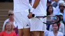 Petenis Ceko, Tomas Berdych menyemangati petenis Serbia, Novak Djokovic seusai mengundurkan diri pada babak perempatfinal Wimbledon 2017, Rabu (12/7). Djokovic menghentikan aksinya akibat cedera yang sudah ia alami sejak lama. (Gareth Fuller/PA via AP)