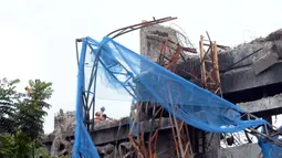 Pekerja membongkar bangunan Gedung Kejaksaan Agung setelah terbakar di Jakarta, Rabu (14/4/2021). Gedung utama Kejaksaan Agung mulai dibongkar setelah mengalami kebakaran pada 22 Agustus 2020. (merdeka.com/Imam Buhori)