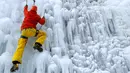 Seorang pria memanjat menggunakan alat di dinding tebing es buatan di Liberec, Republik Ceko, Kamis (1/3). Benua Eropa sedang dilanda cuaca dingin ekstrem sejak akhir pekan lali hingga menewaskan beberapa orang. (AP Photo/Petr David Josek)