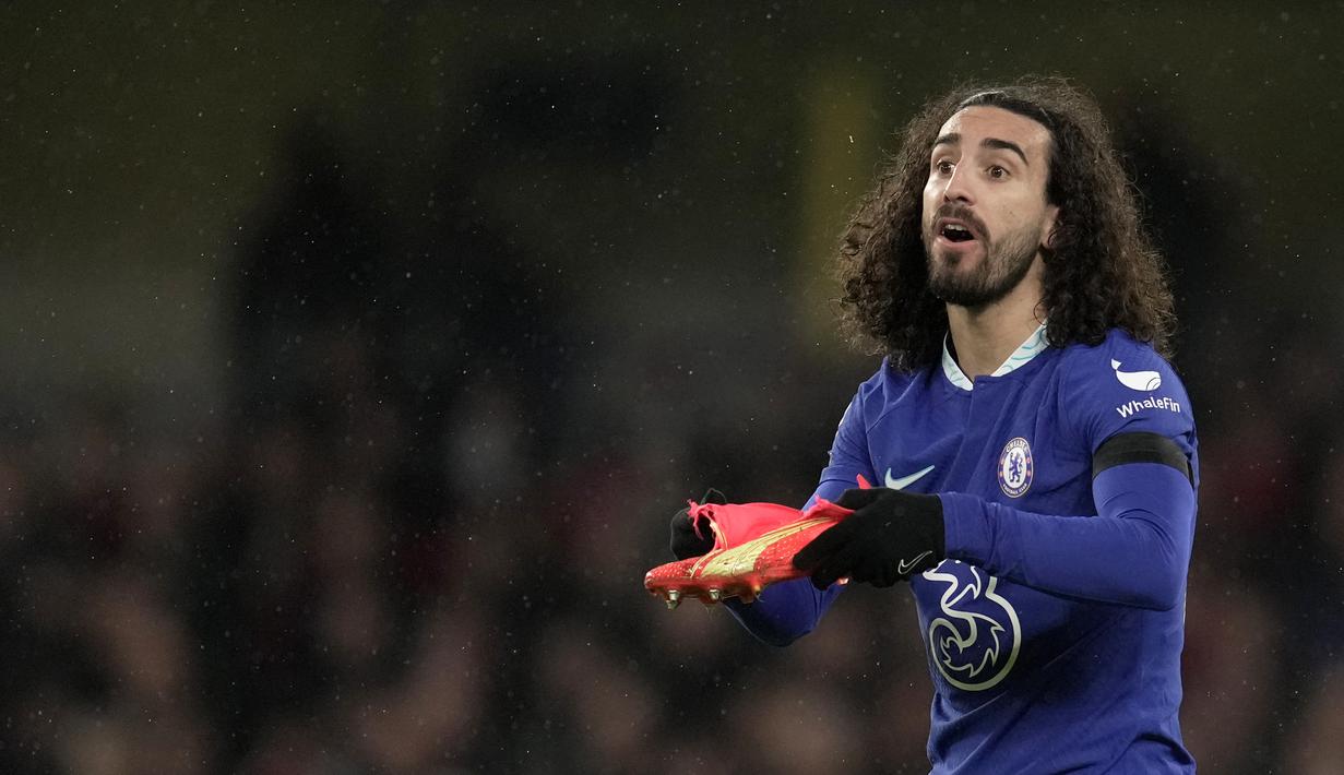 Sepatu kirinya ternyata robek di bagian samping setelah diangkat. Ia pun bergegas untuk berlari ke luar lapangan menuju bench. (AP/Kin Cheung)