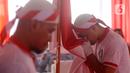 Warga binaan narapidana terorisme (napiter) mencium bendera Merah Outih saat melakukan ikrar dan janji setia Negara Kesatuan Republik Indonesia (NKRI) di Lapas Narkotika Kelas IIA, Gunung Sindur, Bogor, Jawa Barat, Kamis (1/6/2023). Sebanyak 76 warga binaan kasus terorisme melakukan ikrar dan janji setia NKRI sebagai salah satu wujud keberhasilan pembinaan dan mendorong kesadaran mereka untuk kembali dan mengakui Tanah Air Indonesia. (merdeka.com/Arie Basuki)