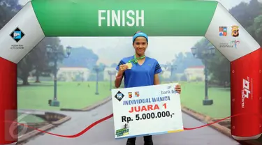 Nyai Prima Agita, atlet atletik Sumatera Utara berhasil meraih Juara 1 kategori putri tunggal lomba lari massal Bogor Heritage Run 2016 , Minggu (25/9). BHR 2016 merupakan event lari dengan rute tempat bersejarah di Kota Bogor. (Liputan6.com/Helmi Afandi)