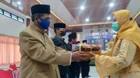 Suasana penyerahan mahar kepada pasangan masing-masing saat proses nikah masal di kantor kecamatan genuk kota Semarang, (Foto : Titoisnau)