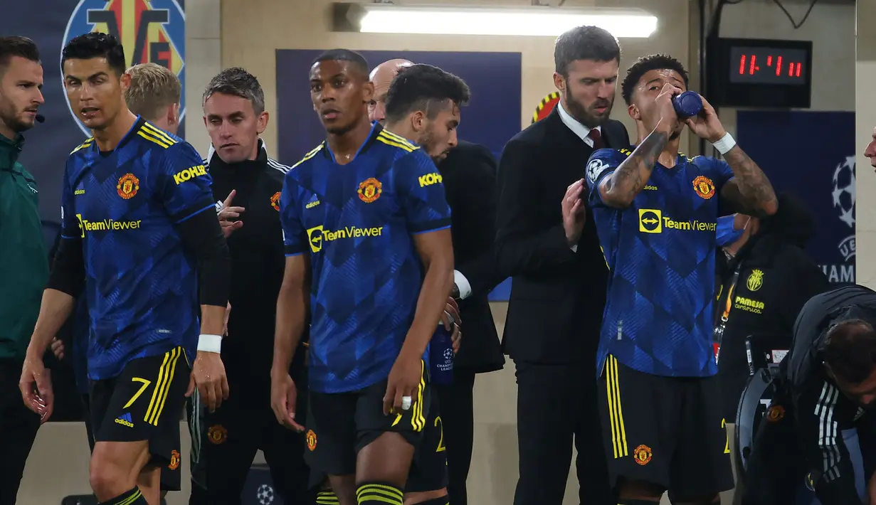 Sebagai pelatih sementara, Michael Carrick melakukan sejumlah perubahan, termasuk mencadangkan sang gelandang andalannya, Bruno Fernandes. (AFP/Jose Jordan)