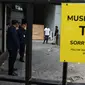 Petugas kepolisian berjaga di area Museum Nasional, Jakarta, Minggu (17/9/2023). Pihak Museum Nasional Indonesia mengumumkan bakal tutup sementara usai insiden kebakaran yang berlangsung pada Sabtu (16/9) kemarin. (Liputan6.com/Angga Yuniar)