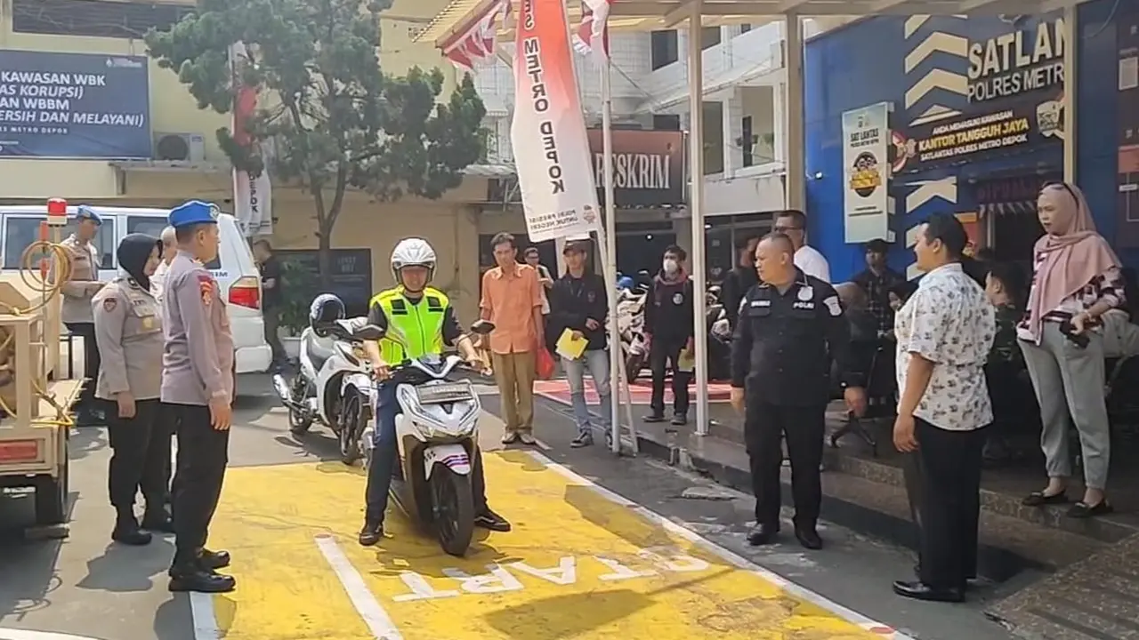 Seorang Warga di Depok Coba Ujian SIM